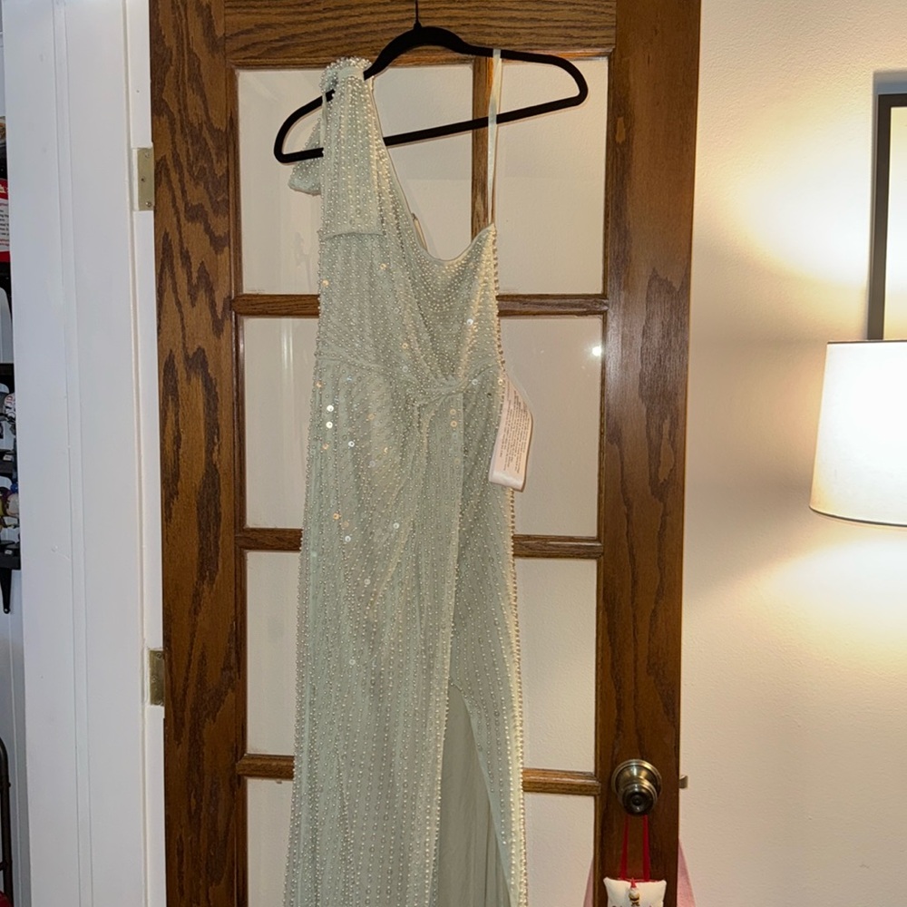 NWT Mac Duggal Pearl Soft Tie One Shoulder Gown Size 6 Mint
